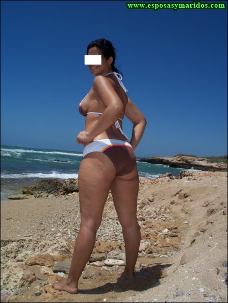Gina muy sexy en la playa