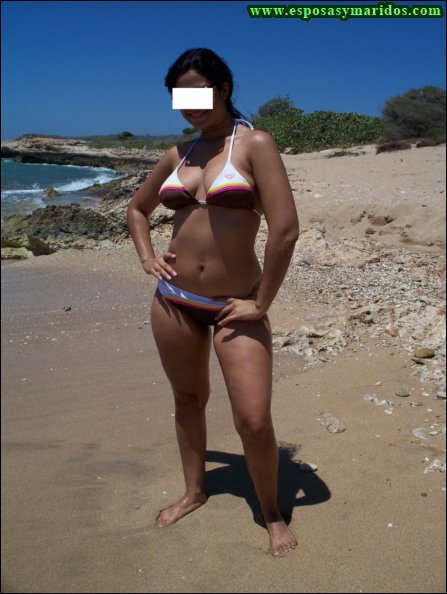 Gina muy sexy en la playa