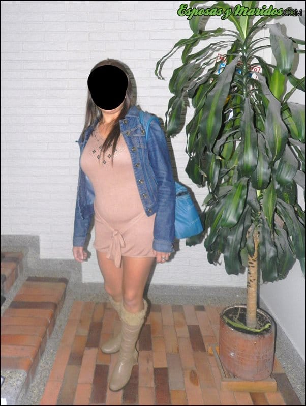 Sin bragas para exhibirse y mostrar la cuca