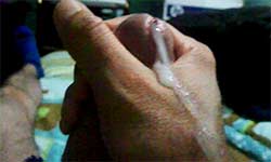 Una corrida pajeandome con tangas usadas de mi esposa