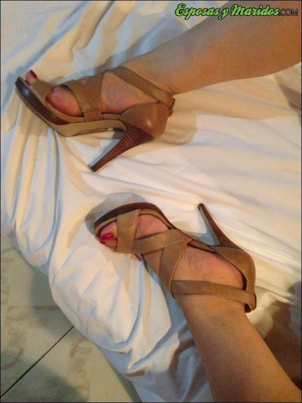 sedienta mujer en tacones