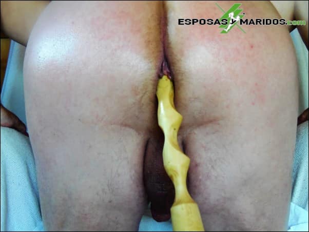 Bisexual español disfrutando de dildos de madera