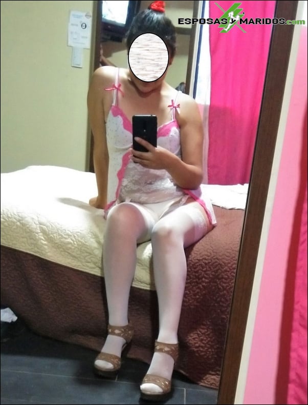 Mi rica esposa ecuatoriana probando un trajecito sexy en un motel
