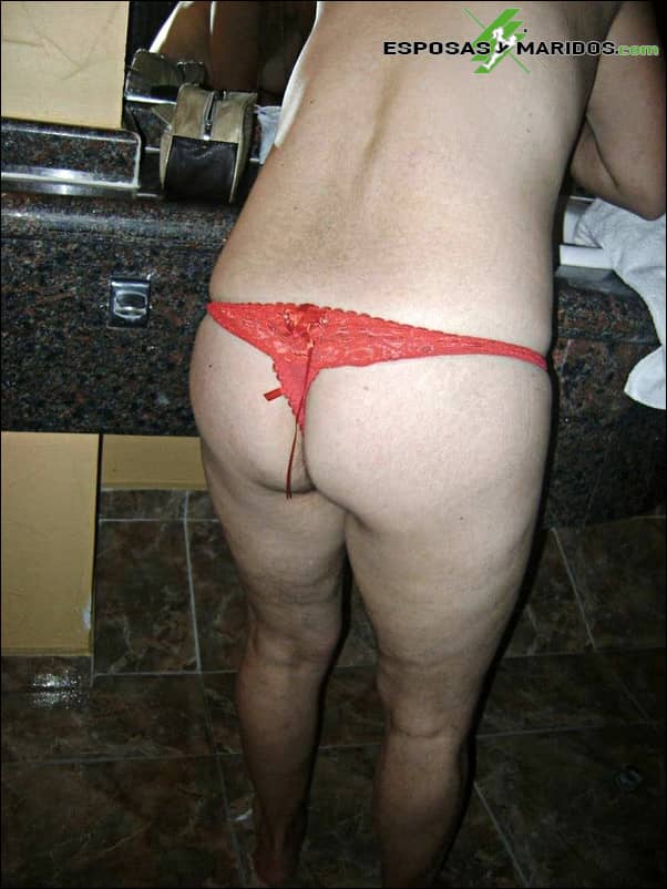 La nueva tanga roja de mi peluda esposa para ver que piensan