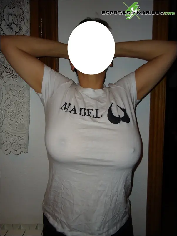 Tetona española mostrándose en camiseta, ¿me quedan bien?