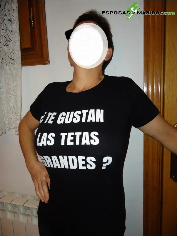 Tetona española mostrándose en camiseta, ¿me quedan bien?